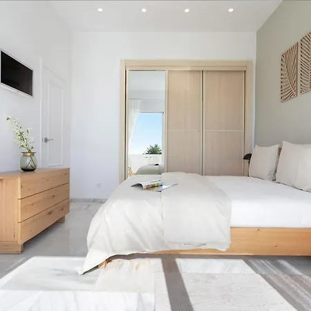 Genteel Royal Garden